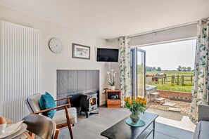 TV, fireplace - 2 Bed in Colkirk (oc-s27707) (Colkirk)