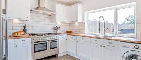 ميكروويف، فرن، غسالة أطباق، كرسي للأطفال