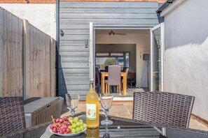 Outdoor dining - 4 Bed in Hunstanton (oc-w27700) (Hunstanton)