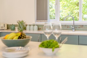 Mikrowelle, Ofen, Geschirrspüler, Kochgeschirr/Geschirr/Besteck
