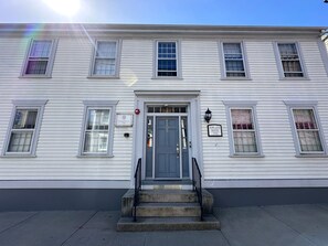 House | 5 bedrooms - Entire Historic 5 Bed 5 Bath Inn Sleeps 17 (Newport)