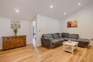 TV - 3 Bed in Barsham (oc-d27682) (Barsham)