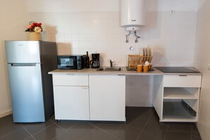 Fridge, microwave, stovetop, coffee/tea maker - Cinfães – Historic House in the Heart of the Village (Cinfaes)