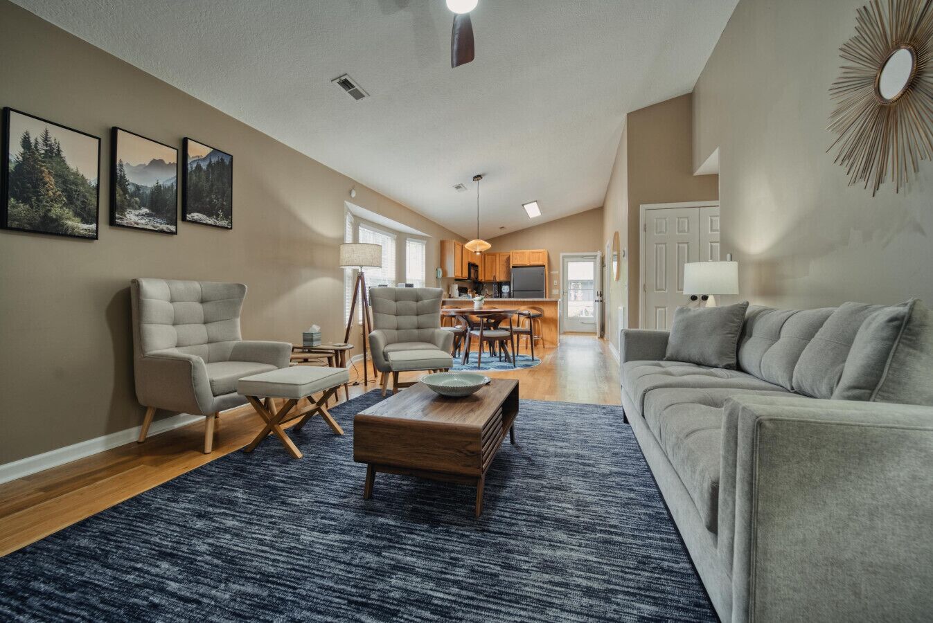 スマートテレビ、暖炉、書庫