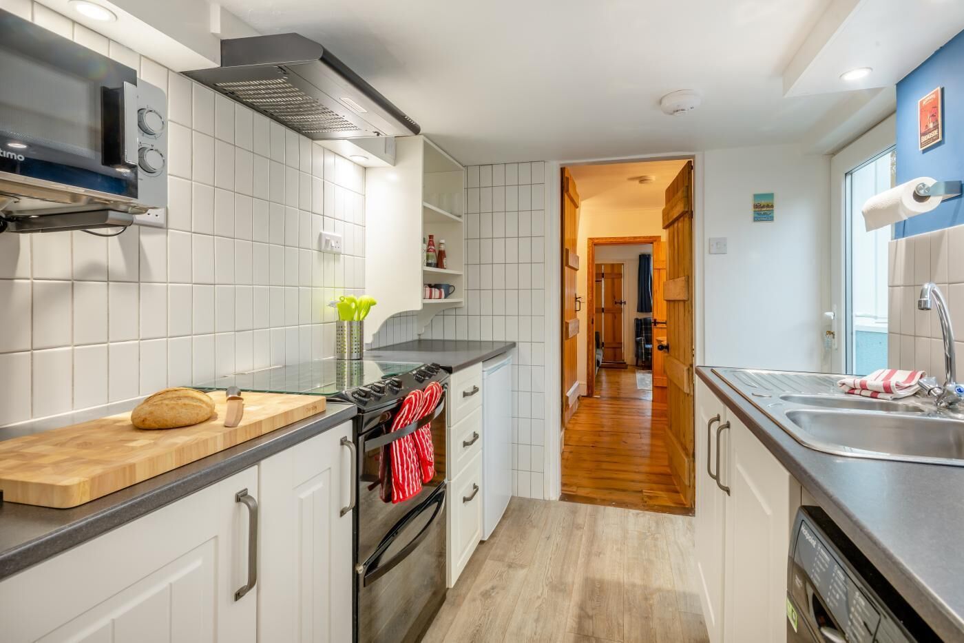 Micro-ondes, four, chaise haute