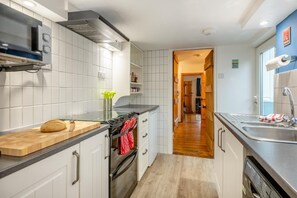 Mikrowelle, Ofen, Hochstuhl, Kochgeschirr/Geschirr/Besteck