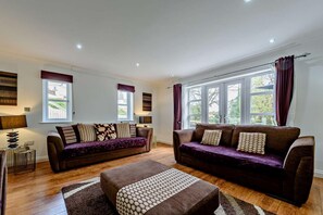 TV - 4 Bed in Tenby (oc-t27576) (Tenby)