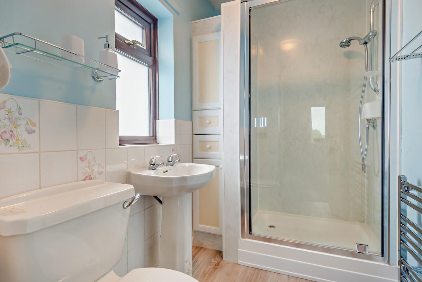Une salle de bain avec une douche, un lavabo et des toilettes.