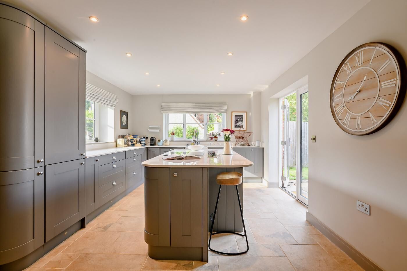 Mikrobølgeovn, ovn, oppvaskmaskin og høy barnestol