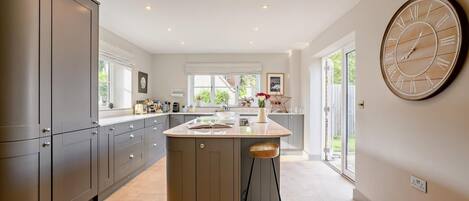 Mikrobølgeovn, ovn, oppvaskmaskin og høy barnestol