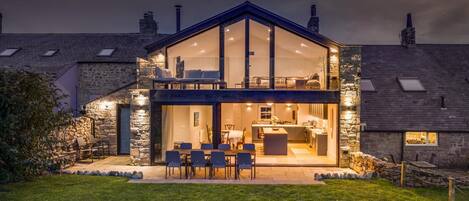 屋外ダイニングエリア