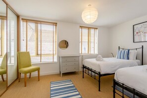 2 chambres, fer et planche à repasser, lit de bébé portatif