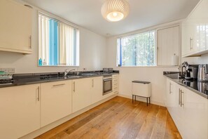 Microwave, oven, dishwasher, highchair - 2 Bed in Southwold (oc-ftw2) (Southwold)