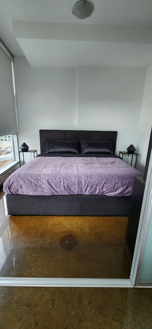 1 bedroom, desk, iron/ironing board, free WiFi - Artsy Dowtown Condo in Beltline (Calgary)