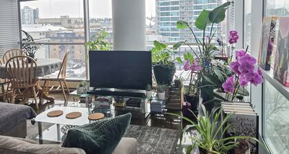 Artsy Dowtown Condo in Beltline