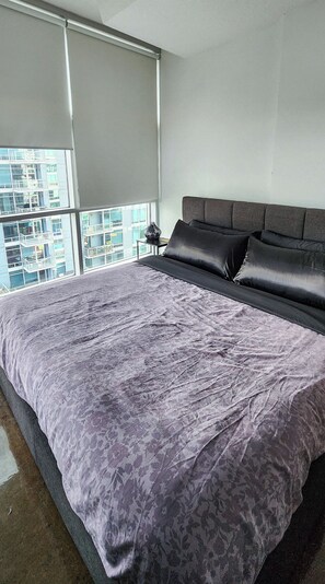 Room - Artsy Dowtown Condo in Beltline (Calgary)