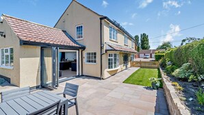 Outdoor dining - 3 Bed in Tholthorpe (oc-r23426) (Tholthorpe)