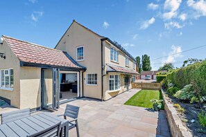 Outdoor dining - 3 Bed in Tholthorpe (oc-r23426) (Tholthorpe)