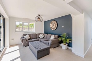 TV, fireplace - 3 Bed in Tholthorpe (oc-r23426) (Tholthorpe)