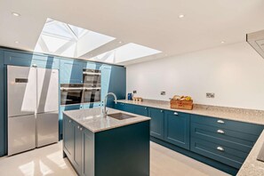 Oven, dishwasher, high chair, cookware/dishes/utensils - 3 Bed in Tholthorpe (oc-r23426) (Tholthorpe)