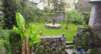 CHALET BERGERIE 10Pers OSSAU PYRENEES 5MN LARUNS PROX 3 STATIONS Terrace Garden