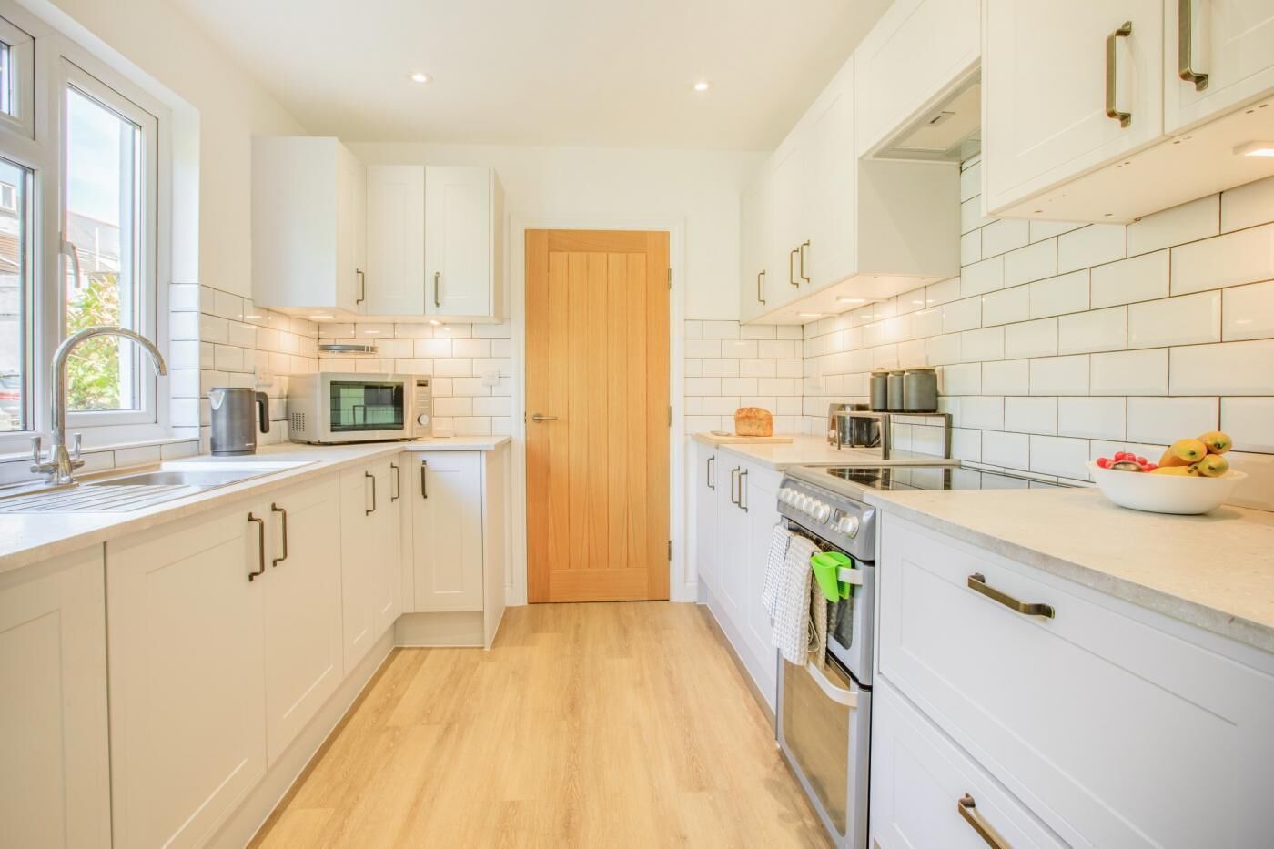 Microondas, horno, lavavajillas y utensilios de cocina 