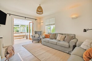 Televisión y chimenea 