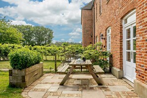 Outdoor dining - 2 Bed in Blythburgh (oc-t27735) (Bulcamp)