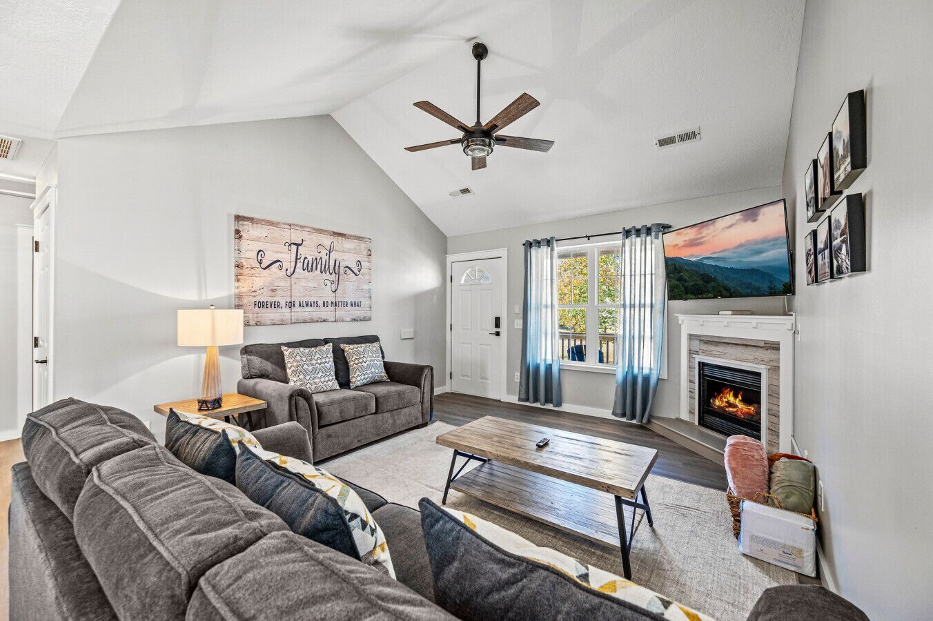 Smart-TV, peis, bordtennis og bøker