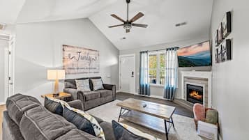 Smart-TV, peis, bordtennis og bøker