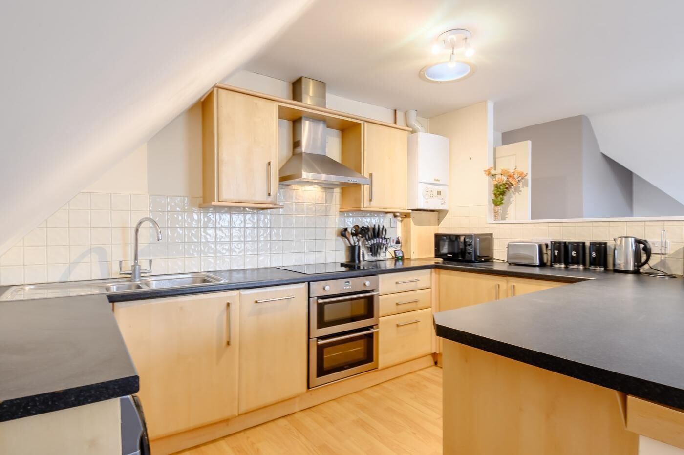 Een magnetron, een oven, een vaatwasser, kookgerei, borden en bestek