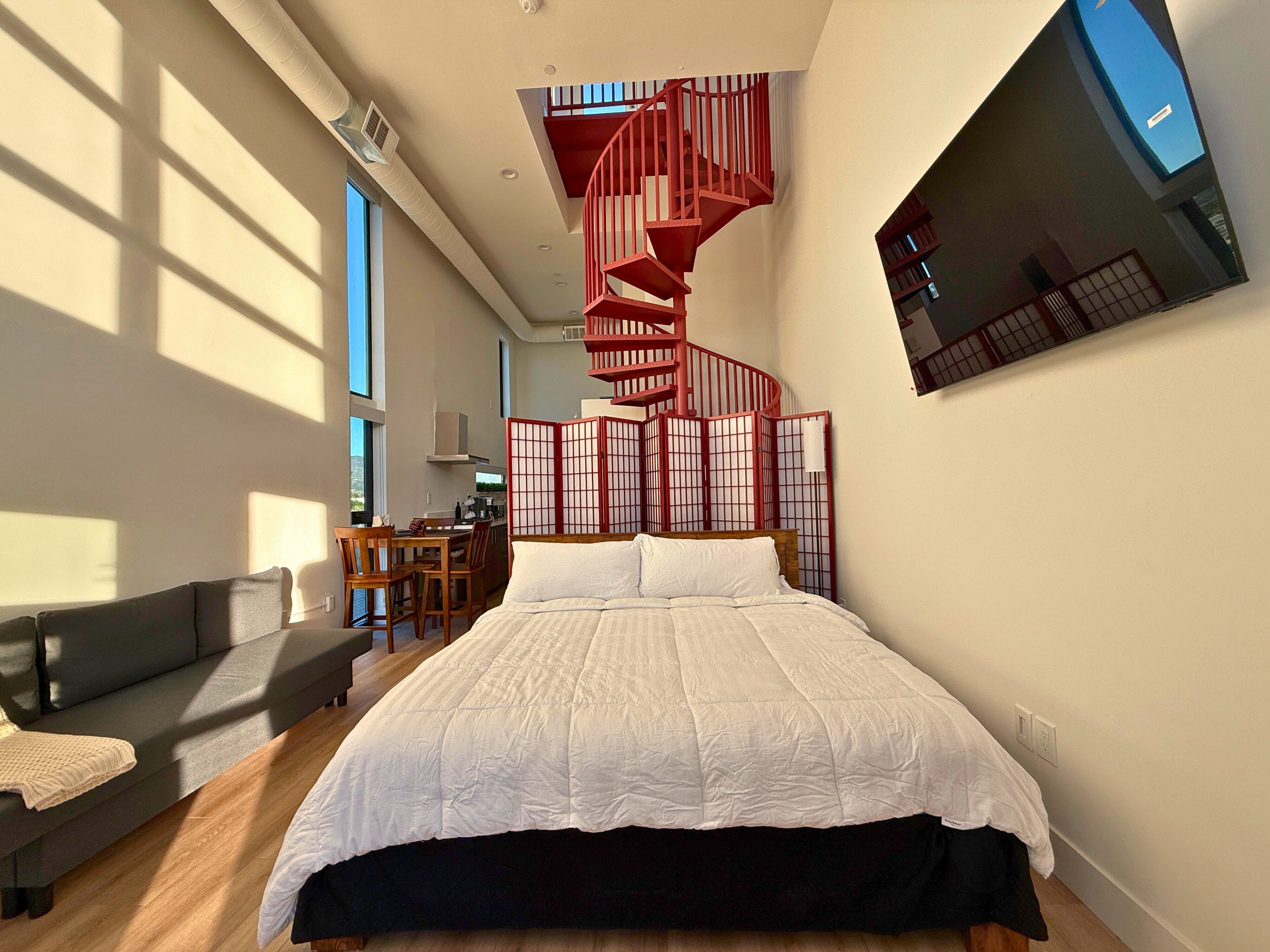 Tabla de planchar con plancha, wifi gratis y ropa de cama 