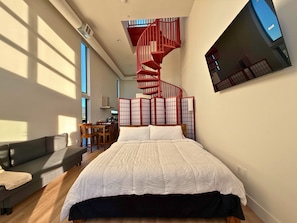 Tabla de planchar con plancha, wifi gratis y ropa de cama