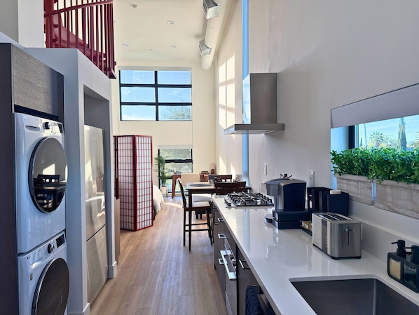 Microondas, horno, parrilla de estufa y lavavajillas