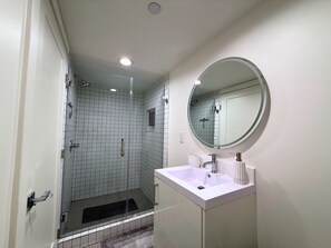 Sèche-cheveux, serviettes fournies, savon, shampoing