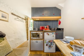 Microwave, oven, dishwasher, cookware/dishes/utensils - 1 Bed in Blakeney (oc-d27752) (Blakeney)