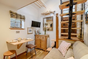 TV - 1 Bed in Blakeney (oc-d27752) (Blakeney)