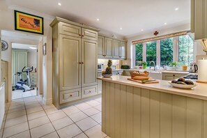 Oven, dishwasher, cookware/dishes/utensils - 4 Bed in Aldeburgh (oc-h27787) (Aldeburgh)