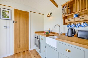 Microwave, oven, cookware/dishes/utensils - 1 Bed in Padstow (oc-p27794) (Padstow)