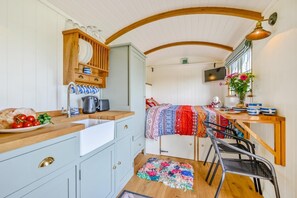 Free WiFi, bed sheets - 1 Bed in Padstow (oc-p27794) (Padstow)