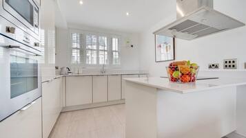 Microwave, oven, dishwasher, cookware/dishes/utensils