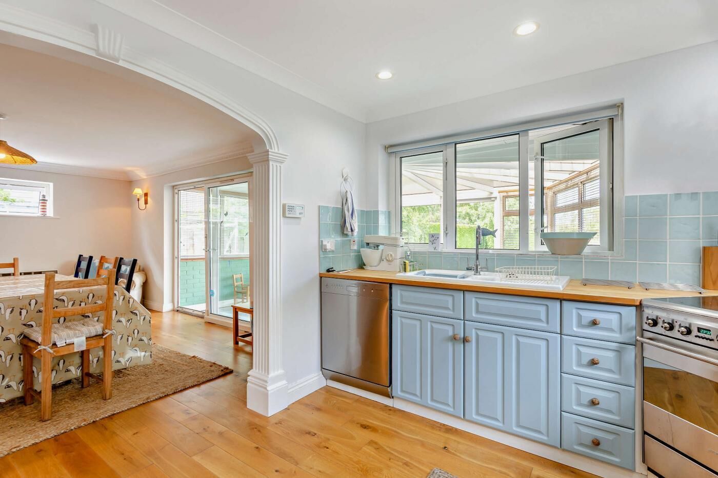 ميكروويف، فرن، غسالة أطباق، كرسي للأطفال