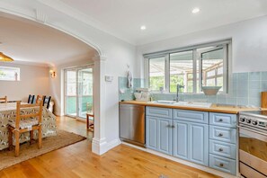 ميكروويف، فرن، غسالة أطباق، كرسي للأطفال