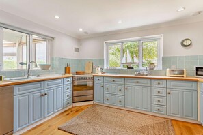 ميكروويف، فرن، غسالة أطباق، كرسي للأطفال