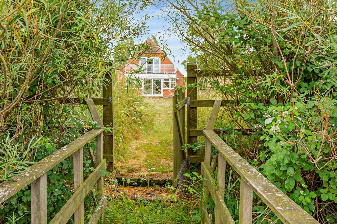 المنطقة المحيطة بالمنشأة