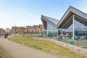 Outdoor dining - 3 Bed in Felixstowe (oc-c27791) (Felixstowe)