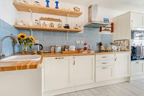 Dishwasher, cookware/dishes/utensils - 1 Bed in Langland (oc-b27734) (Newton)