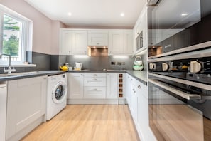 Microwave, oven, dishwasher, high chair - 3 Bed in Broad Haven (oc-w27772) (Broad Haven)