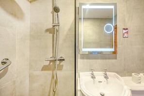 Hair dryer, towels - 3 Bed in Broad Haven (oc-w27772) (Broad Haven)