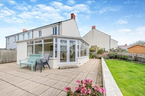 Terrace/patio - 3 Bed in Broad Haven (oc-w27772) (Broad Haven)